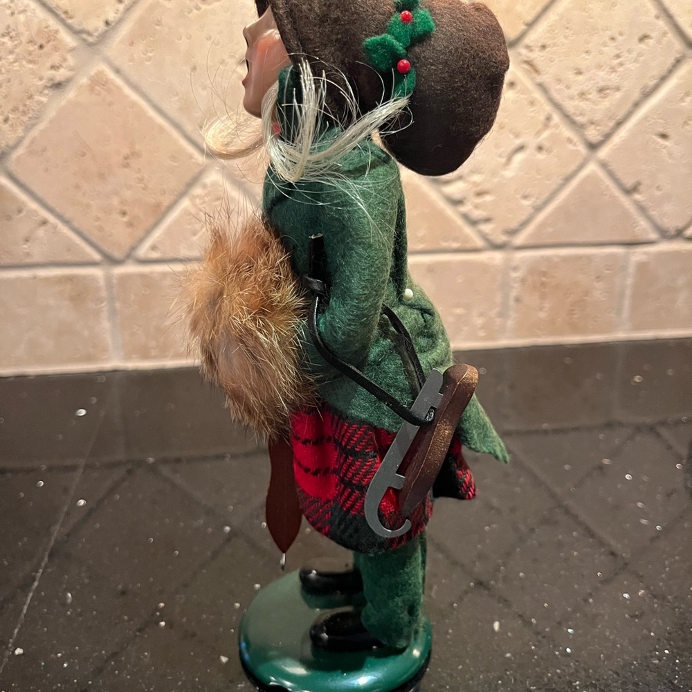 Vintage Buyers Choice girl with muff and ice skates - Picture 7 of 8